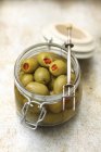 Зелені оливки, фаршировані перцем — стокове фото