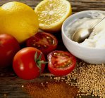 Limão, tomate, semente de mostarda, pimenta em pó e maionese — Fotografia de Stock