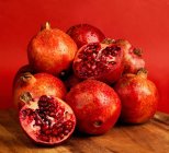 Haufen frischer Granatäpfel — Stockfoto