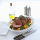 Beef joint with vegetables and yorkshire puddings — Stock Photo