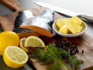 Coda di salmone fresca dimezzata — Foto stock