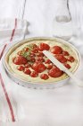 Torta con pomodoro e timo — Foto stock