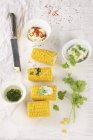 Mazorcas de maíz con salsas - foto de stock