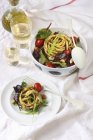 Salat mit Kräuternudeln — Stockfoto