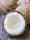 La moitié de noix de coco fraîche — Photo de stock
