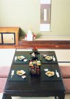 Vue surélevée de la table à manger avec des plats du Nouvel An asiatique — Photo de stock