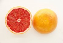 Половина красного грейпфрута — стоковое фото