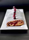 Крупный план клюквенного штруделя с ягодами на тарелке — стоковое фото