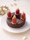 Vista ravvicinata della corona d'avvento dolce con candele di marzapane — Foto stock