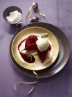 Pere in vino rosso con gelato alla vaniglia — Foto stock