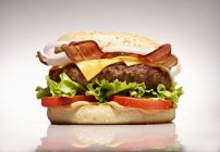 Cheeseburger mit Speck und Gemüse — Stockfoto