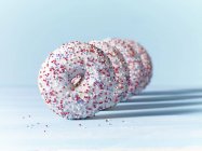 Пончики с белой глазурью — стоковое фото