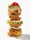 Pila de diferentes hamburguesas - foto de stock