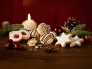 Galletas y decoraciones navideñas - foto de stock