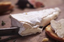 Trancher le fromage Brie — Photo de stock