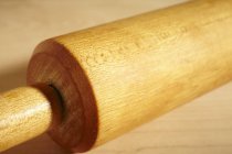 Vista close-up de um rolo de madeira pin — Fotografia de Stock