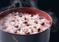 Праздничный красный рис с бобами — стоковое фото