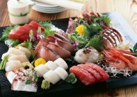 Крупный план ассорти сашими на блюдечке — стоковое фото