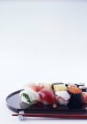Maki y nigiri sushi en bandeja - foto de stock