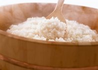Hölzerner Dampftopf mit dampfendem Reis — Stockfoto