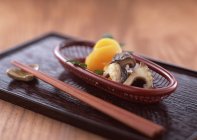 Vista de primer plano de aperitivo japonés con setas - foto de stock