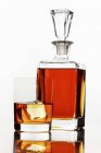 Whisky en un vaso y una botella - foto de stock