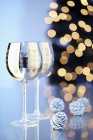 Vista de cerca de dos copas de vino plateadas impresas con motivos navideños - foto de stock
