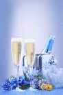 Champagne avec verres et une glacière — Photo de stock