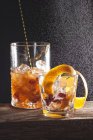 Cocktail alcoólico com frutas — Fotografia de Stock