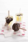 Homemade chocolate ice lollies — Stock Photo