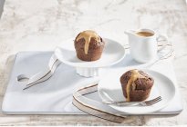 Muffins au chocolat avec sauce caramel — Photo de stock