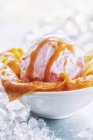 Cuillère de crème glacée aux fraises — Photo de stock