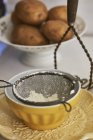 Ingrédients pour gnocchi dans un bol jaune sur la table — Photo de stock