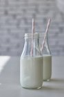 Flaschen Milch mit Strohhalmen — Stockfoto