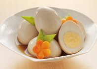 Huevos cocidos en salsa de soja - foto de stock