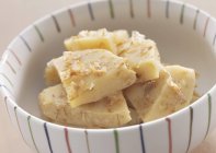 Brote de bambú cocido en salsa de soja en tazón de ballena - foto de stock