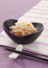 Rabanete japonês e cenoura vestida com molho azedo — Fotografia de Stock