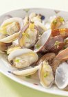 Крупный план тушеных моллюсков с луком в миске — стоковое фото