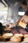 Hambúrgueres de carne de bovino cobertos com queijo — Fotografia de Stock