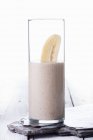 Frullato di banana in vetro — Foto stock