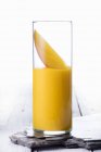 Batido de mango en vidrio - foto de stock