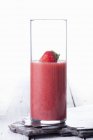 Smoothie fraise en verre — Photo de stock