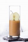 Batido de manzana en vidrio - foto de stock