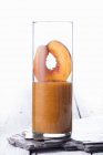 Персиковый коктейль в стекле — стоковое фото