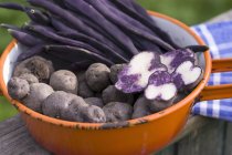 Violette Kartoffeln und Bohnen — Stockfoto