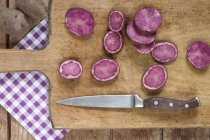 In Scheiben geschnittene lila Kartoffeln — Stockfoto