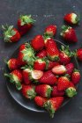 Fresas frescas en el plato - foto de stock