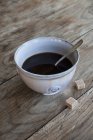 Чорна кава в керамічній мисці — стокове фото
