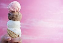Ванільне, шоколадне та полуничне морозиво — стокове фото