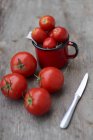 Tomates frescos con taza - foto de stock